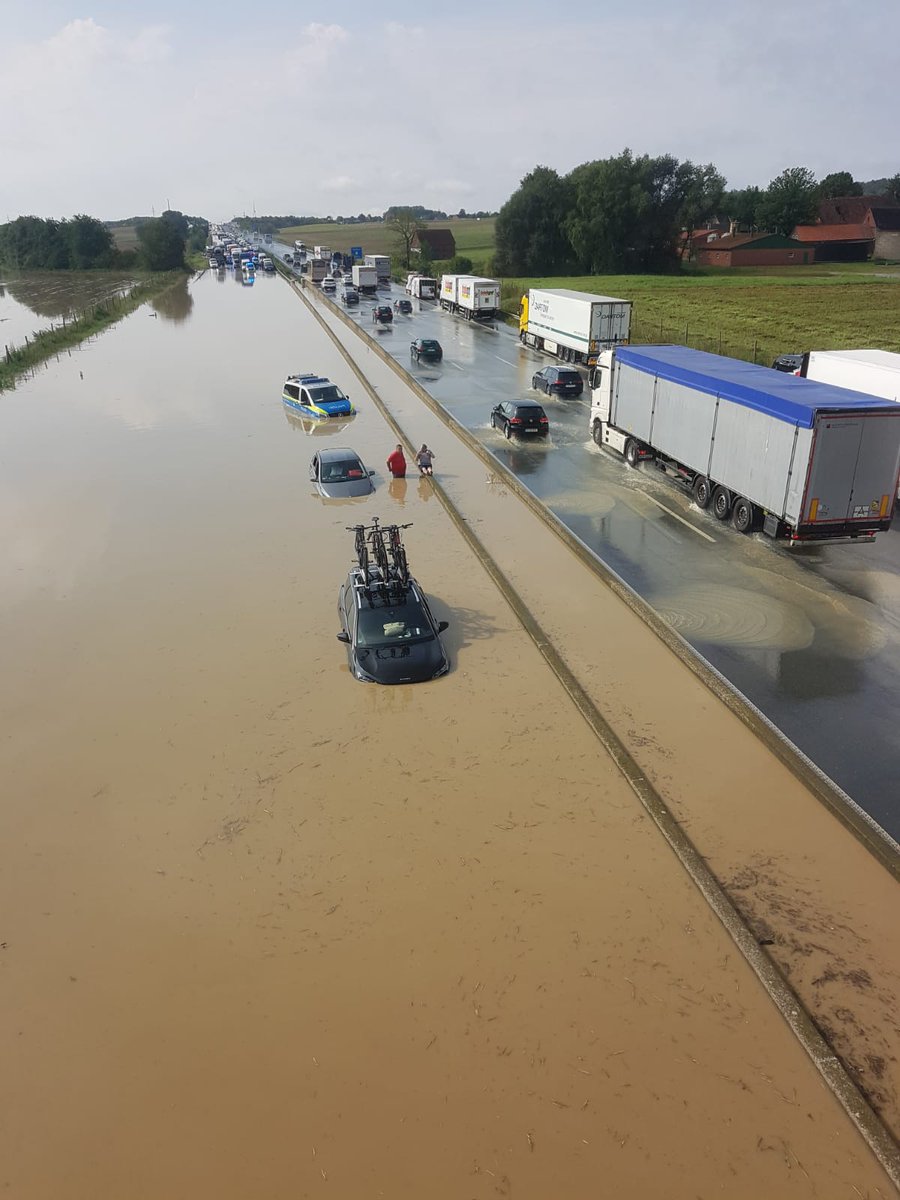 Liebe Rietberger, wir übertreiben nicht. Sollte ein Starkregen wie gestern in Oelde auf dem geplanten Gewerbegebiete an der Rottwiese niedergehen, wird das Wasser sich den tiefsten Punkt suchen: Das Flussbett der Ems. Wasser+Feuer sind reelle Gefahren, speziell für Recyclinghöfe!