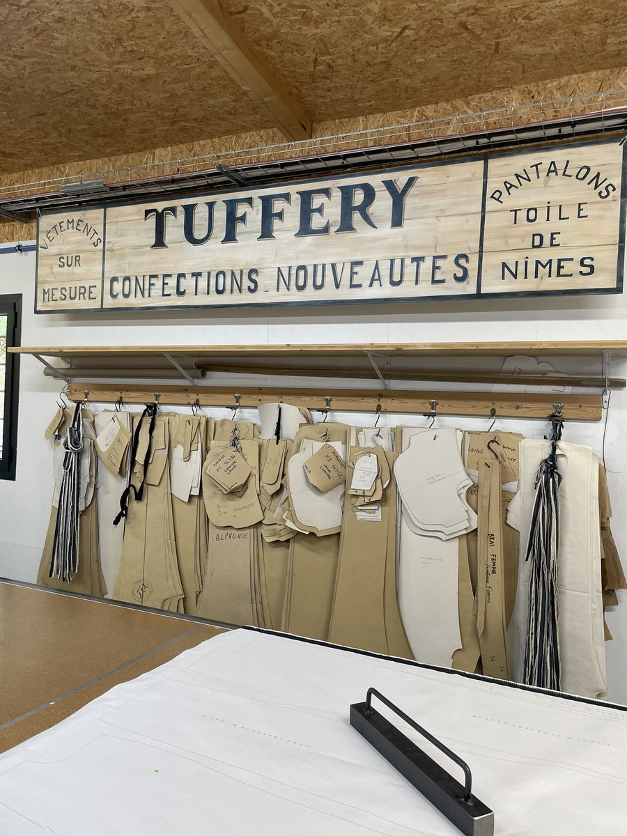 AugStphanie's tweet photo. À Florac, en #Lozère la manufacture #tuffery fabrique artisanalement des jeans depuis 130 ans. Engagement RSE, matières premières sourcées, fabrication raisonnée, atelier agrandit et organisation du travail repensé… l’entreprise familiale affirme sa patte #fabriquéenoccitanie https://t.co/7Y03e21Nsu