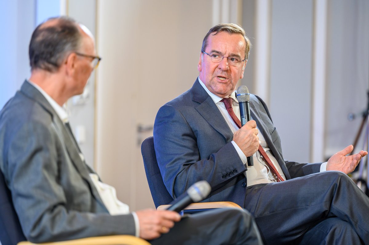 Im Sicherheitspolitischen Gespräch an der #BAKS mit <a href="/BAKS_President/">BAKS-Präsident</a> Brose macht Minister #Pistorius deutlich: Nicht wir entscheiden, zu welchem Bedingungen die #Ukraine zu einem Friedensschluss bereit ist. Das müssen wir der 🇺🇦 überlassen! Und bis dahin unterstützen wir sie!