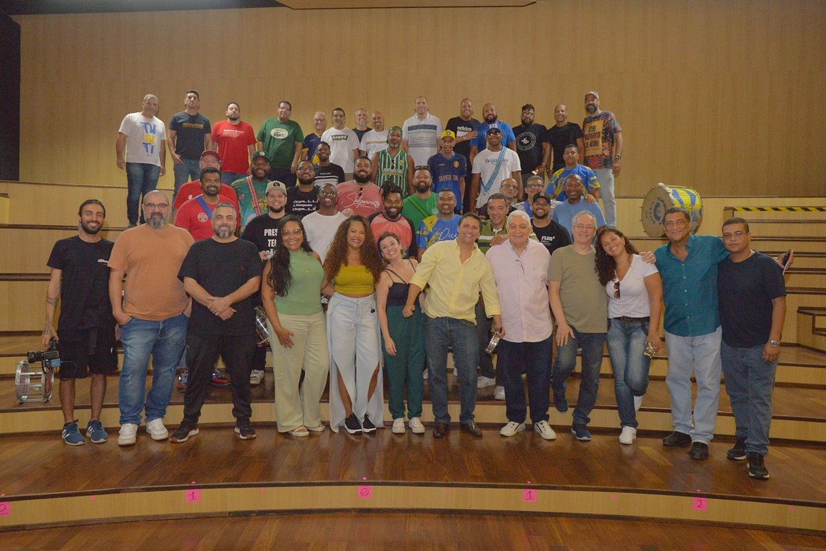 LIESA_RJ's tweet photo. Vem aí o álbum do Rio Carnaval 2024! O vice-presidente da Liesa, Helio Motta, realizou uma visita técnica ao local das gravações com a equipe de produção, os mestres de bateria e diretores das agremiações. A Cidade das Artes está pronta para receber nossas escolas de samba! https://t.co/GOWghajBII
