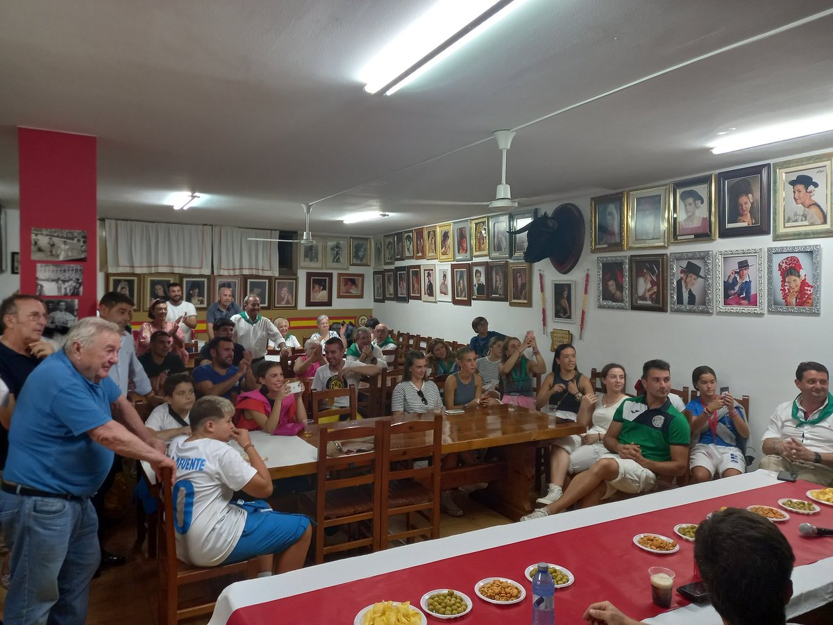 cajsasl's tweet photo. El pasado domingo, tras la Corrida de Toros, acudimos a la Peña Taurina Alcañizana junto a los otros toreros del cartel.
La cuadrilla de José Cabrera nos quedamos a cenar allí

Agradecemos el gran trato recibido, nos sentimos como en casa y pasamos una buen rato hablando de toros https://t.co/gYmDDFH6Zb