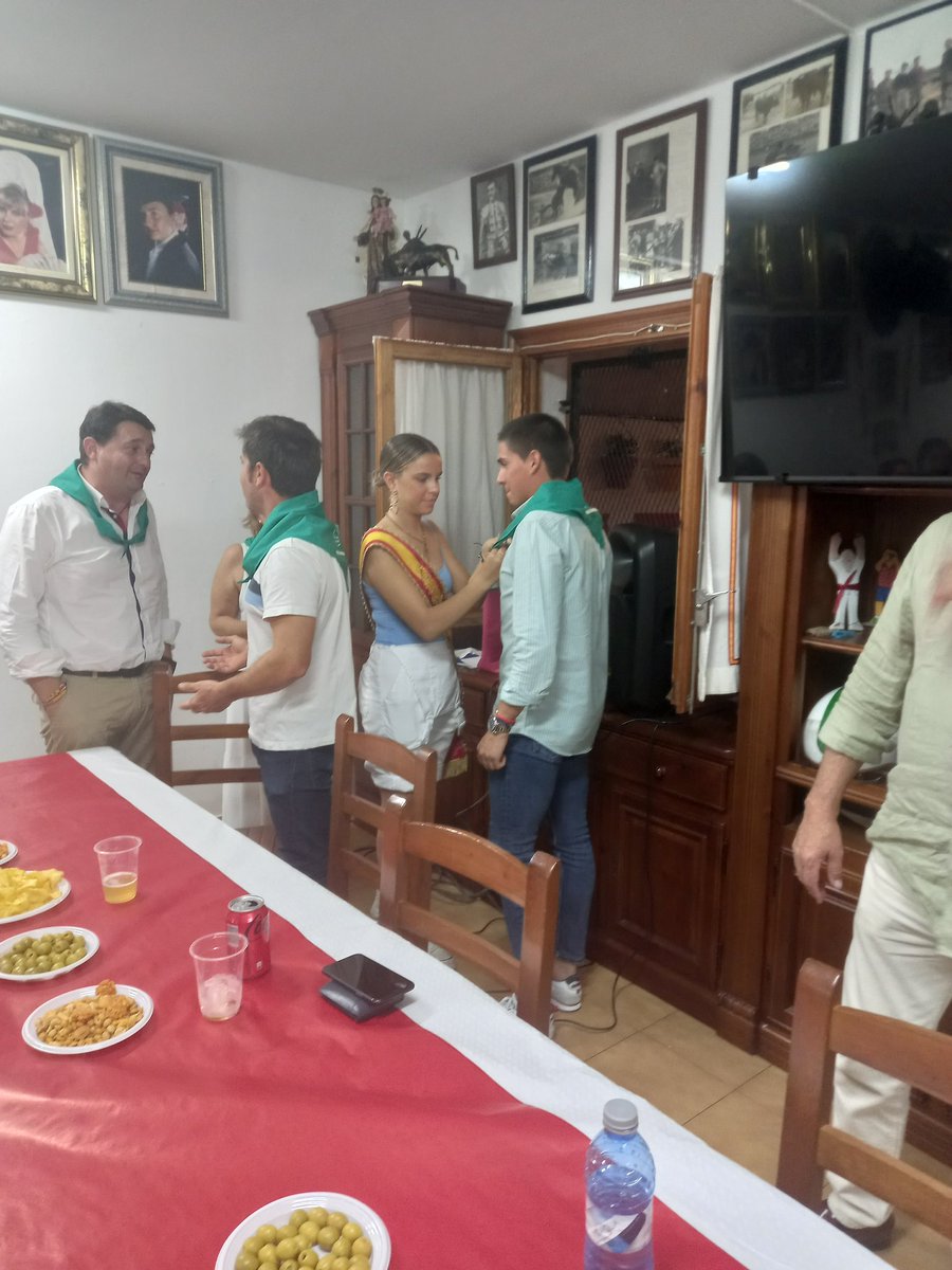 cajsasl's tweet photo. El pasado domingo, tras la Corrida de Toros, acudimos a la Peña Taurina Alcañizana junto a los otros toreros del cartel.
La cuadrilla de José Cabrera nos quedamos a cenar allí

Agradecemos el gran trato recibido, nos sentimos como en casa y pasamos una buen rato hablando de toros https://t.co/gYmDDFH6Zb