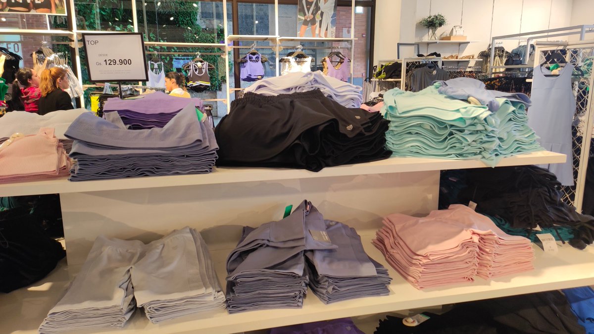 SraAhorro's tweet photo. #INFOROPA 
Pasé por Forever porque tenía una reunión en el Shopping del Sol y hay una promo todo Sept. SI TENES EL NOMBRE DE UNA FLOR o te llamas Flor jajaja tenés 50% de desc 
También una amiga te puede pasar foto de su cédula y con eso compras me dijo la chica
Alguna flor acá? https://t.co/VxKULZ2yHE