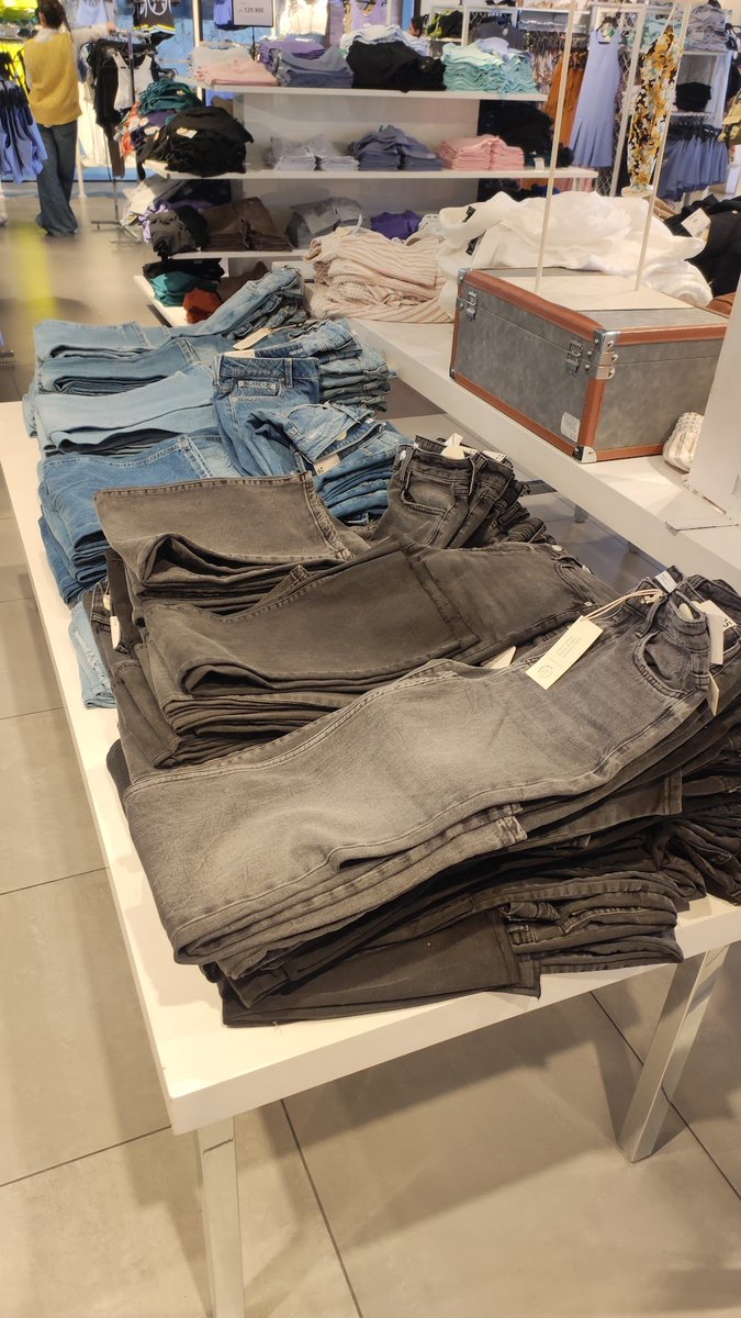 SraAhorro's tweet photo. #INFOROPA 
Pasé por Forever porque tenía una reunión en el Shopping del Sol y hay una promo todo Sept. SI TENES EL NOMBRE DE UNA FLOR o te llamas Flor jajaja tenés 50% de desc 
También una amiga te puede pasar foto de su cédula y con eso compras me dijo la chica
Alguna flor acá? https://t.co/VxKULZ2yHE