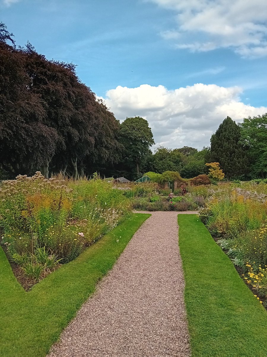 KieranWoof's tweet photo. Followed by a trip to the Wolfson Advanced Glasshouses and Winterbourne Gardens! 🌳 #RSBPlantHealth https://t.co/qpv5r2dbBW