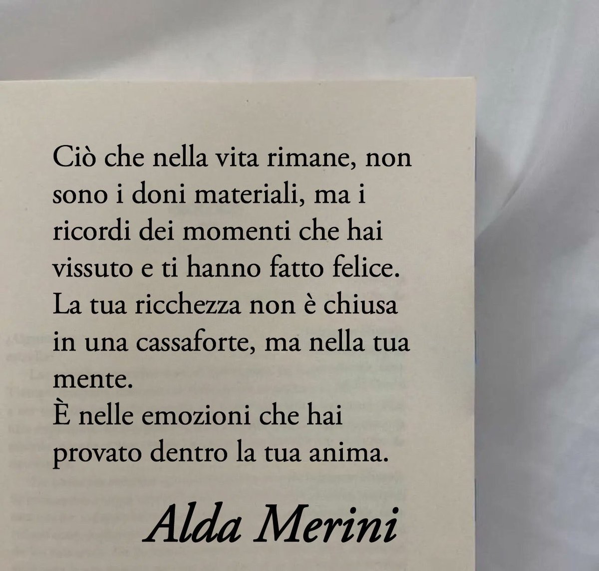 Poesiaitalia's tweet photo. “Ciò che nella vita rimane, non sono i doni materiali, ma i ricordi dei momenti che hai vissuto e ti hanno fatto felice. La tua ricchezza non è chiusa in una cassaforte, ma nella tua mente. 
È nelle emozioni che hai provato dentro la tua anima.”

Alda Merini https://t.co/rQOgrvVoHu