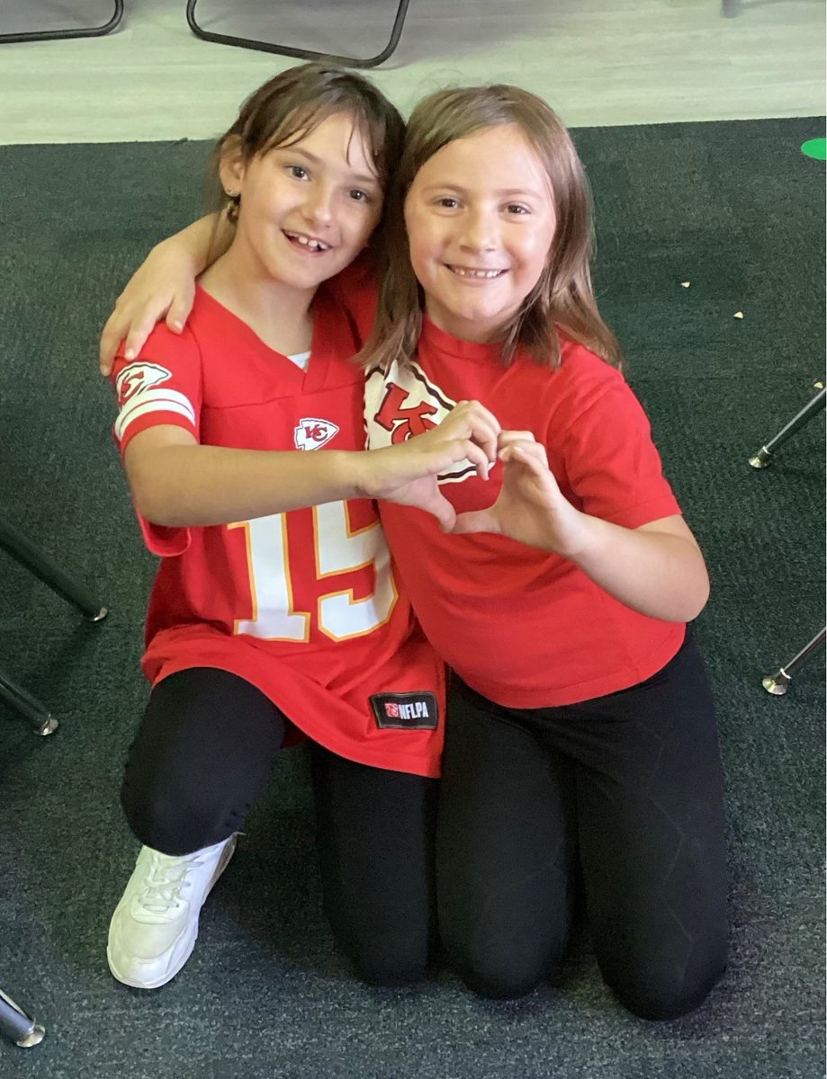 JenniferRu's tweet photo. Twin Day!! Spirit Week. @ClardyElemNKC https://t.co/SwA9SFLkoS