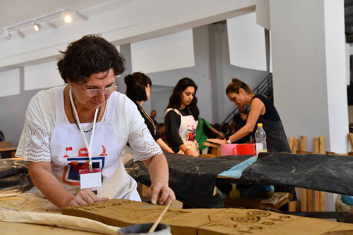 tepebasisanat's tweet photo. Sempozyum sanatçılarımız sevgili Hasan Başkırkan ve Yasemin Yarol. 😌

#PişmişToprakSempozyumu #TerraCotta #Eskişehir #Tepebaşı #SanatTepebaşında #HayatTepebaşında https://t.co/CKQYrJw0bk