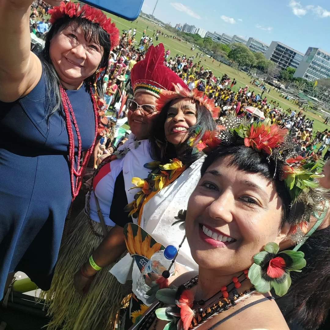 Joenia Wapichana, Maria Soares, Eliane Potiguara e Edi Serigy Edinalva Mendes no palanque da Marcha das Mulheres Indígenas Brasília