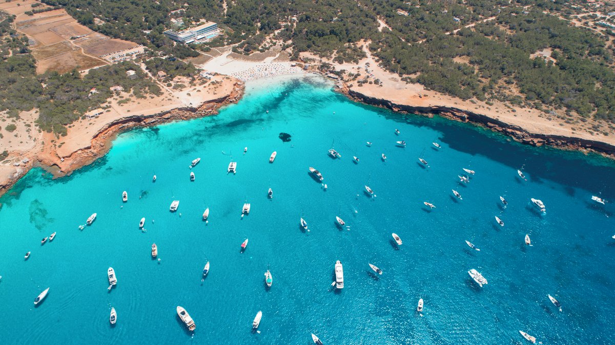 Jet2tweets tweet media