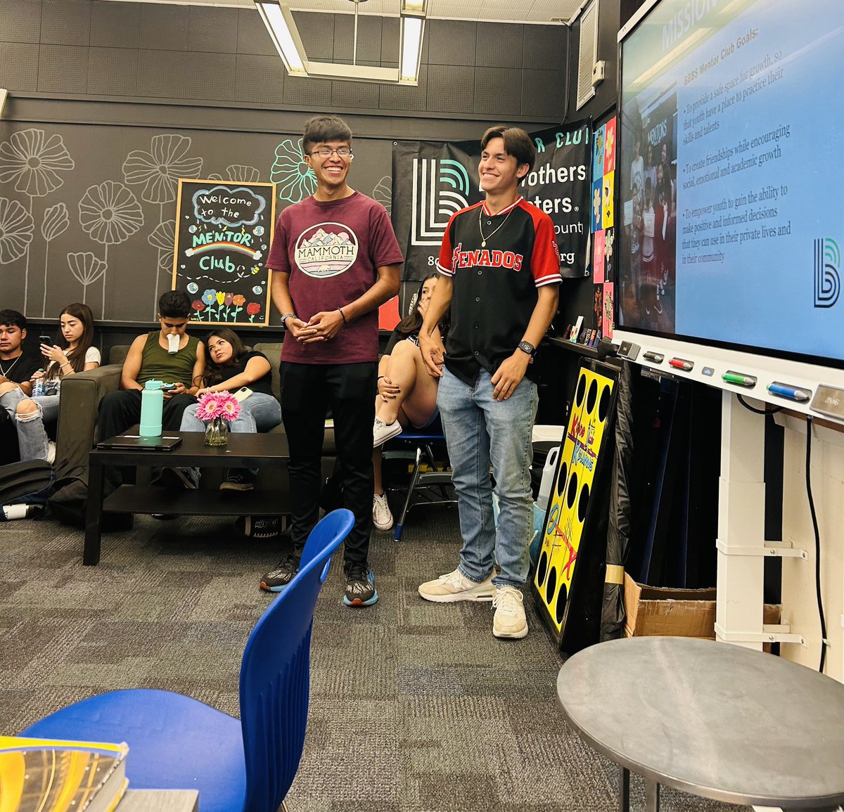 BBSVC's tweet photo. Some of our site-based youth at the BBSVC@Santa Paula youth site went through Mentor Training! Here they are watching their peers do a presentation on the Mentor Club they are apart of.
Learn more about BBSVC at https://t.co/Z1usGCWITd
#BBSVC @BBBSA https://t.co/OeDDaphvZ6