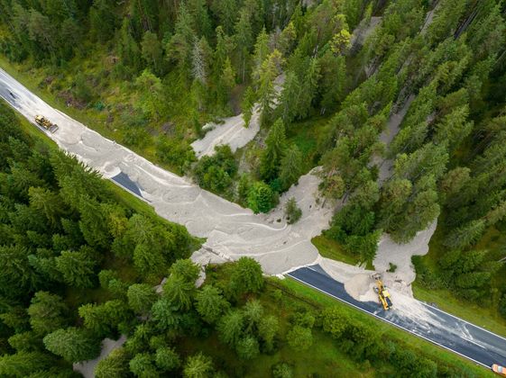 impressive example from today in tirol on how forests are not necessarily a safety net for infrastructure against debris flows (photos @zeitungsfoto)