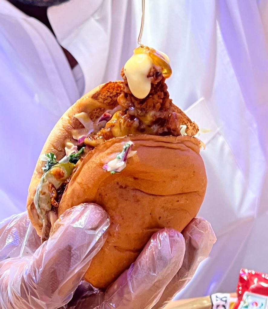 ديڤز هوت تشيكن .
العليا 📍
المطعم جدا لذيذ والاكل فريش والخدمة رائعه.. 
تجربه لذيذه جداً 😍✅❤️