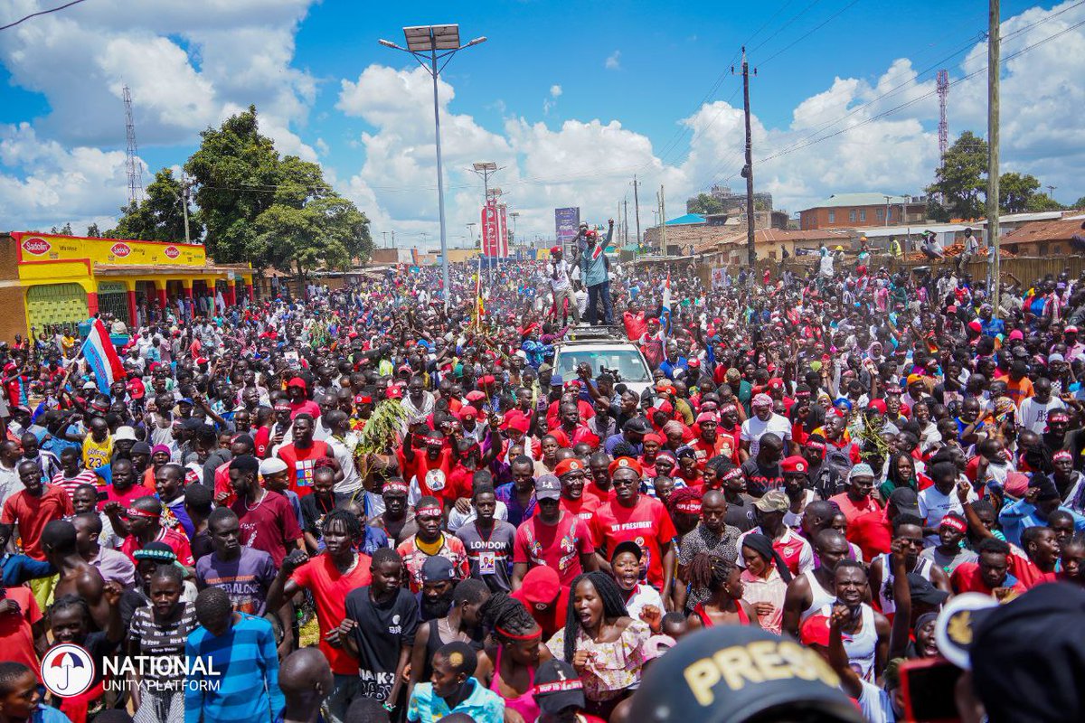 HEBobiwine's tweet photo. Thank you Arua! Today winds up the first phase of our #NUPCountryWideTour. #WeAreRemovingaDictator https://t.co/PqjeV2T4Nc