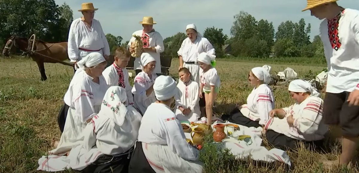Доко́пынэ - частаванне пасля заканчэння ўборкі бульбы.

Прыклад ужывання: на доко́пынэ тра́ба люда́й накормэтэ і напойітэ, шоб на другэй рык помоглэ.

#СловоДняПолісскою #Драгічын #Брашэвічы