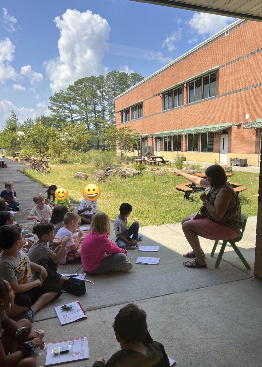 LHECMES's tweet photo. We 👀 outdoor learning during @ELeducation 📕 as second grade is utilizing our outdoor courtyard to engage students learning 💚💙🌿 #rootedinsuccess @wcpssmagnets @SGaitan @MrsMcAuleyNC https://t.co/3TrsoMK0E9