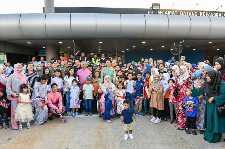 bernamadotcom's tweet photo. King and Queen arrive at RMAF base in Subang tonight after completing 'Kembara Kenali Borneo'

https://t.co/3H9RGny8OR

#BernamaNews #KembaraKenaliBorneo #Agong #PermaisuriAgong 

📸 Facebook Istana Negara https://t.co/9awnqM5fah