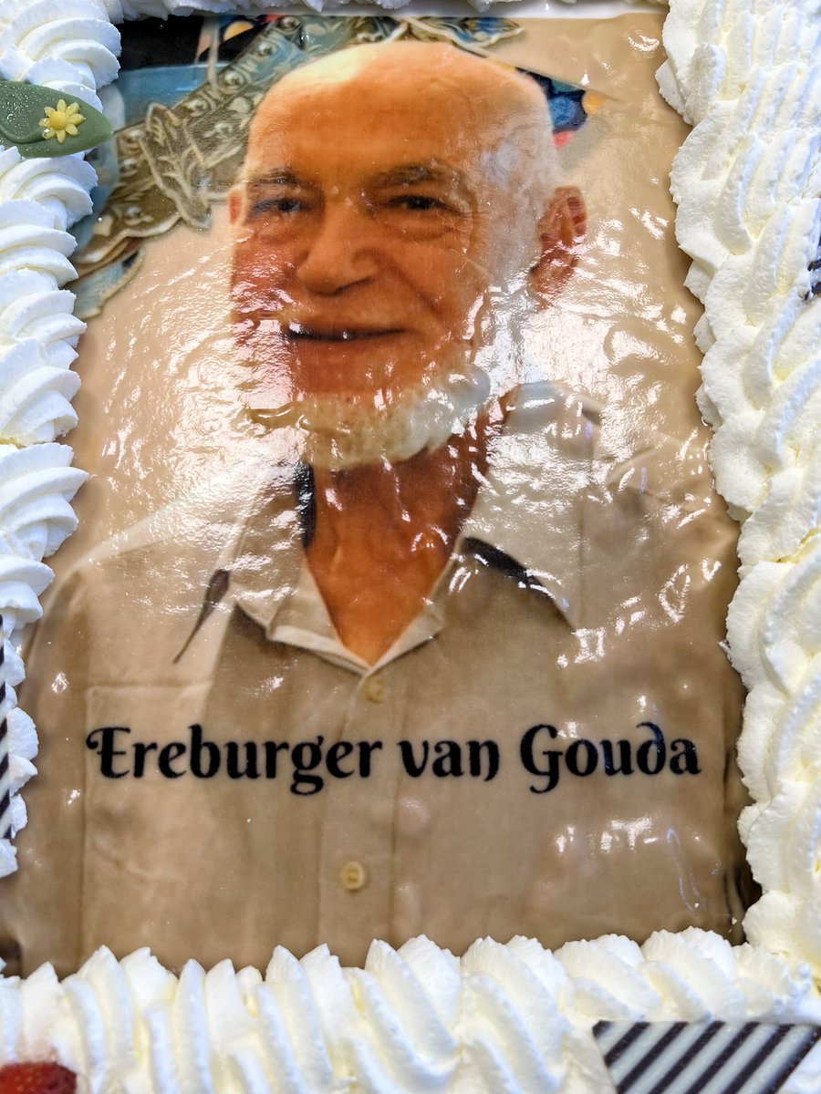 Wegens zijn voorbeeldige inzet - over een reeks van tientallen jaren - voor de verbinding tussen de Marrokkaanse immigranten en Gouda is meneer Laaguili vanmiddag onderscheiden tot ereburger.

Een icoon van vrede in en voor onze stad