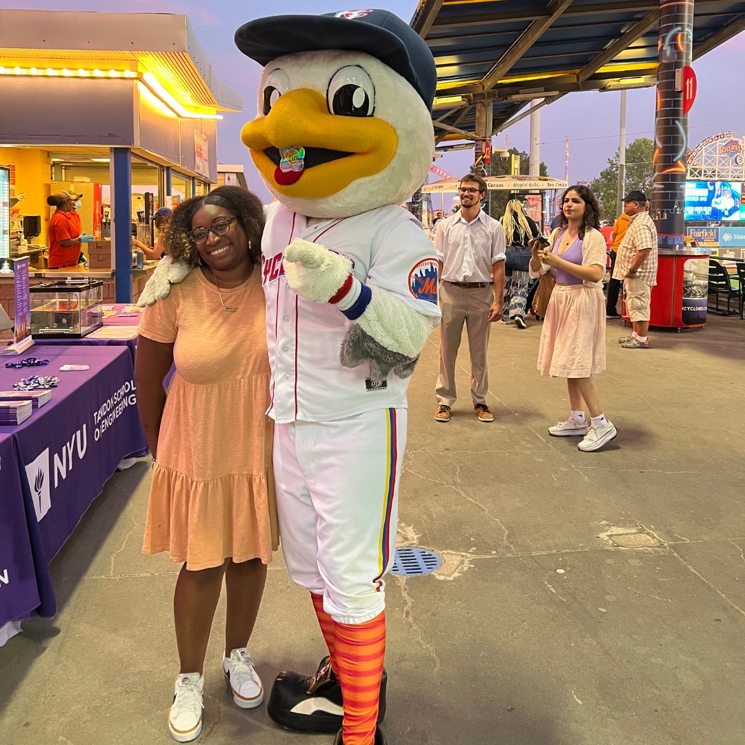 nyutandon's tweet image. #NYUTandon&apos;s @DynamicalSyste2 , led by institute prof &amp;amp; director of @NYU_CUSP @PorfiriMaurizio , @NYUPolyK12STEM  led by director Ben Esner and undergrad admissions hit it out of the park when showcasing their work to attendees at the @bkcyclones game.
#NYUTandonMade