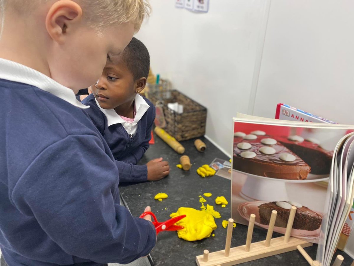 CastlewayEYFS's tweet photo. Today in #EarlyYears, we have enjoyed exploring some new resources with our friends. #WeAreCastleway #LearningAndExploring https://t.co/w6omN0d9Jr