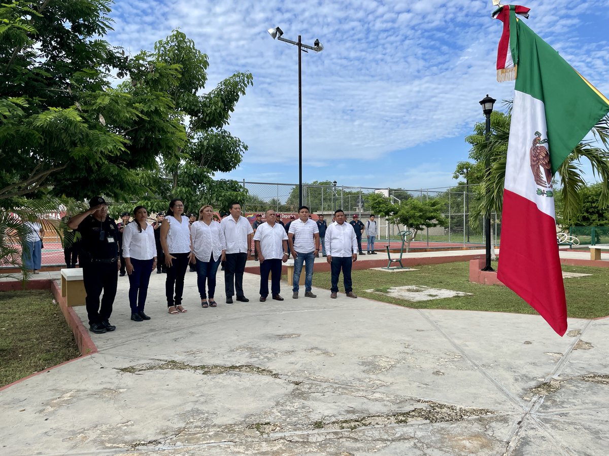 AytoHunucma's tweet photo. la Alcaldesa realizó el pase de lista de honor al Teniente Juan de la Barrera y a los cadetes del entonces Colegio Militar de la Ciudad de México, Juan Escutia, Agustín Melgar, Fernando Montes de Oca, Vicente Suárez y Francisco Márquez.

#Hunucmá #CiudadEnMovimiento https://t.co/JLjJW47Xe3
