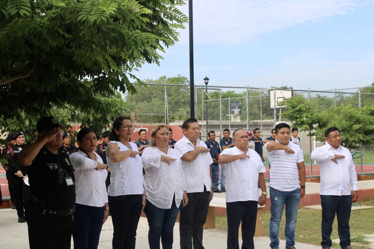 AytoHunucma's tweet photo. la Alcaldesa realizó el pase de lista de honor al Teniente Juan de la Barrera y a los cadetes del entonces Colegio Militar de la Ciudad de México, Juan Escutia, Agustín Melgar, Fernando Montes de Oca, Vicente Suárez y Francisco Márquez.

#Hunucmá #CiudadEnMovimiento https://t.co/JLjJW47Xe3