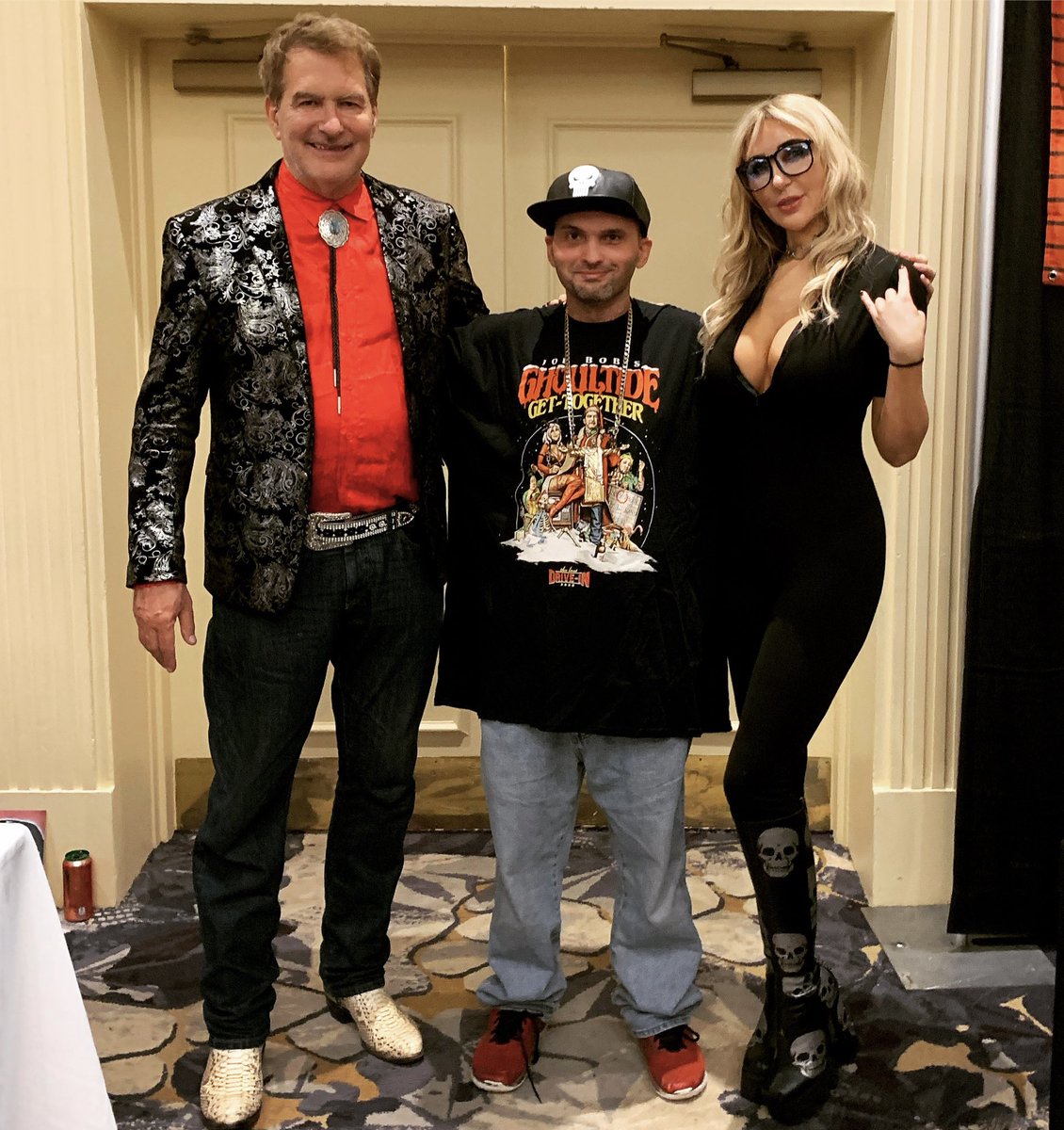 unite_and_fight's tweet image. My two times having the pleasure of meeting the best horror host and best mail girl ever this year.
@therealjoebob @kinky_horror @SetDarcyFree @SilverScreamCon

#TheLastDriveIn #JoeBobBriggs #DriveInJamboree #DarcyTheMailGirl #DianaPrince #HorrorMovies #MutantFam #SilverScream