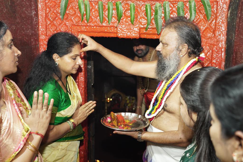 RaoKavitha's tweet photo. శ్రీ కొండగట్టు ఆంజనేయ స్వామి ఆలయంలో ప్రత్యేక పూజలు నిర్వహించి, దేవస్థానంలో సహస్త్ర దీపాలంకరణలో పాల్గొన్నాను. అంజన్న ఆశీస్సులతో రాష్ట్ర ప్రజలంతా సుభిక్షంగా ఉండాలని కోరుకుంటున్నా... https://t.co/KFr0wbWMqH