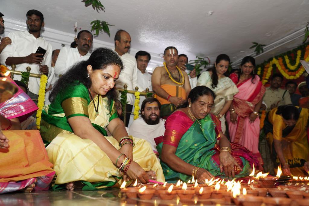 RaoKavitha's tweet photo. శ్రీ కొండగట్టు ఆంజనేయ స్వామి ఆలయంలో ప్రత్యేక పూజలు నిర్వహించి, దేవస్థానంలో సహస్త్ర దీపాలంకరణలో పాల్గొన్నాను. అంజన్న ఆశీస్సులతో రాష్ట్ర ప్రజలంతా సుభిక్షంగా ఉండాలని కోరుకుంటున్నా... https://t.co/KFr0wbWMqH