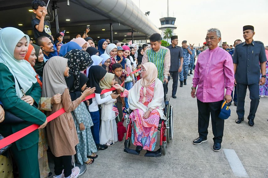 bernamadotcom's tweet photo. King and Queen arrive at RMAF base in Subang tonight after completing 'Kembara Kenali Borneo'

https://t.co/3H9RGny8OR

#BernamaNews #KembaraKenaliBorneo #Agong #PermaisuriAgong 

📸 Facebook Istana Negara https://t.co/9awnqM5fah