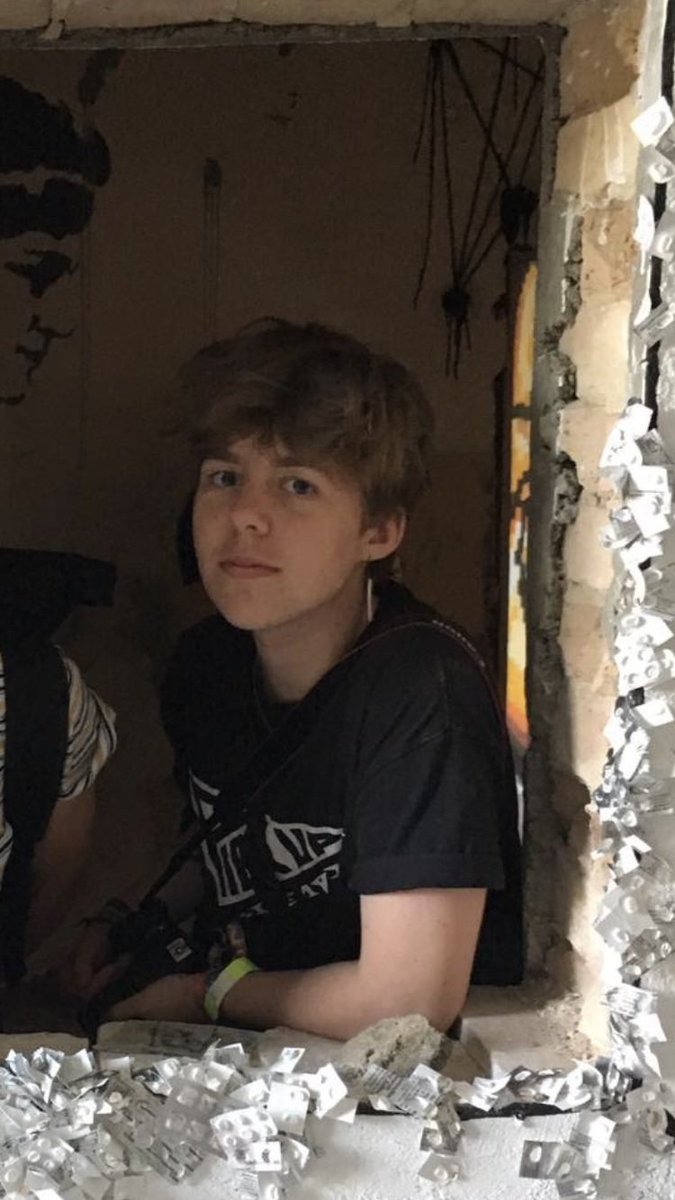 andersgewollt's tweet photo. „show me 2019 you vs 2023 you“ 

von baby trans zu adult queer https://t.co/yIrNoipgro