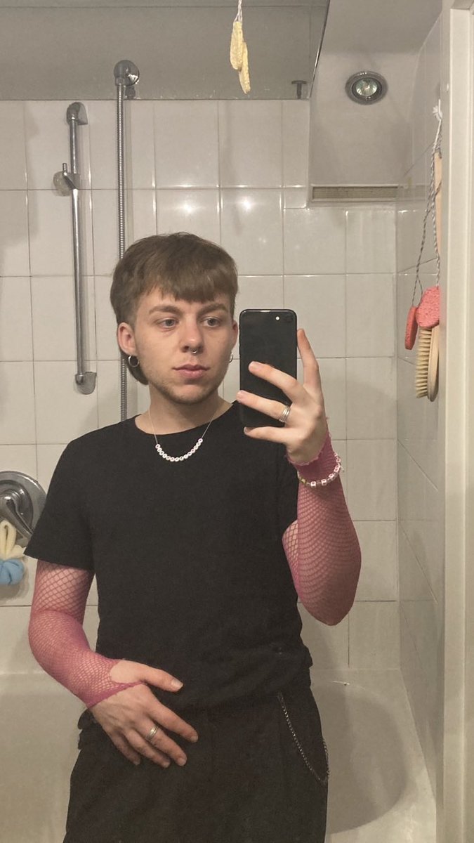 andersgewollt's tweet photo. „show me 2019 you vs 2023 you“ 

von baby trans zu adult queer https://t.co/yIrNoipgro
