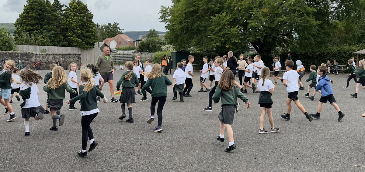 DunbarneyPS's tweet photo. Article 31 UNCRC - Children have the right to play and our Play Practitioner, Hamish, had lots of company to join in the fun at lunchtime today #nevertoooldtoenjoyplay https://t.co/FM1UQepkcW