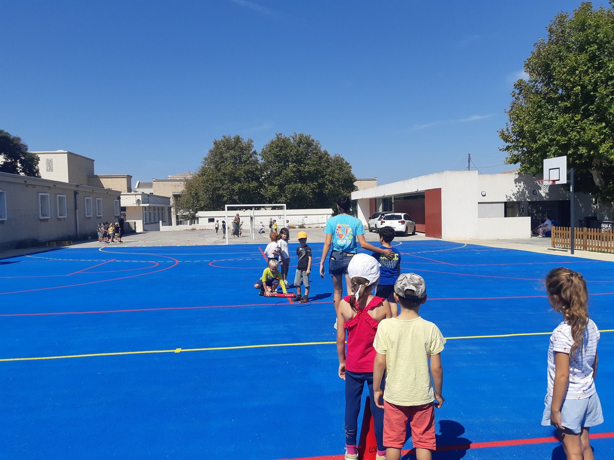 UsepTreize's tweet image. Ça y est. Lancement du bouge ta rentrée afin de préparer la journée nationale du sport scolaire. 
#lusep13 et le #comitedepartementaldevolleyballdesbouchesdurhones se sont rendus aujourd&apos;hui à l ecole #pointerouge et l ecole des #balustres afin d y proposer différents ateliers