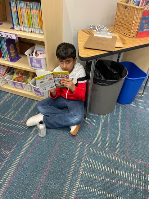 HarrHillSIPA's tweet photo. Our 6th graders are enjoying some time in the Media Center today! #HHReads #HHLightning https://t.co/X8PoL2Ut0c