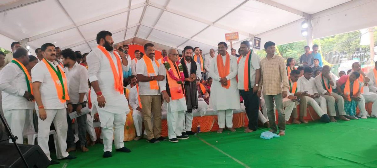 JSurenderreddy2's tweet photo. అసమర్ధ కేసీఆర్ ప్రభుత్వ పాలనకు వ్యతిరేకంగా హైదరాబాద్‌లోని ఇందిరాపార్క్,ధర్నా చౌక్ లో BJP తెలంగాణ 24 గంటల ఉపవాస దీక్షలో కేంద్ర మంత్రి,బీజేపీ రాష్ట్ర అధ్యక్షులు కిషన్ రెడ్డి గారు,మరియు రాష్ట్ర నాయకులతో కలసి పాల్గొనడం జరిగింది..
@kishanreddybjp @KishanReddyOfc @BJP4Telangana https://t.co/CnqRUwJe8B