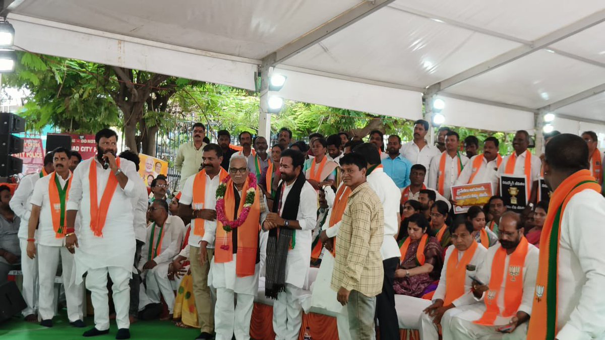 JSurenderreddy2's tweet photo. అసమర్ధ కేసీఆర్ ప్రభుత్వ పాలనకు వ్యతిరేకంగా హైదరాబాద్‌లోని ఇందిరాపార్క్,ధర్నా చౌక్ లో BJP తెలంగాణ 24 గంటల ఉపవాస దీక్షలో కేంద్ర మంత్రి,బీజేపీ రాష్ట్ర అధ్యక్షులు కిషన్ రెడ్డి గారు,మరియు రాష్ట్ర నాయకులతో కలసి పాల్గొనడం జరిగింది..
@kishanreddybjp @KishanReddyOfc @BJP4Telangana https://t.co/CnqRUwJe8B