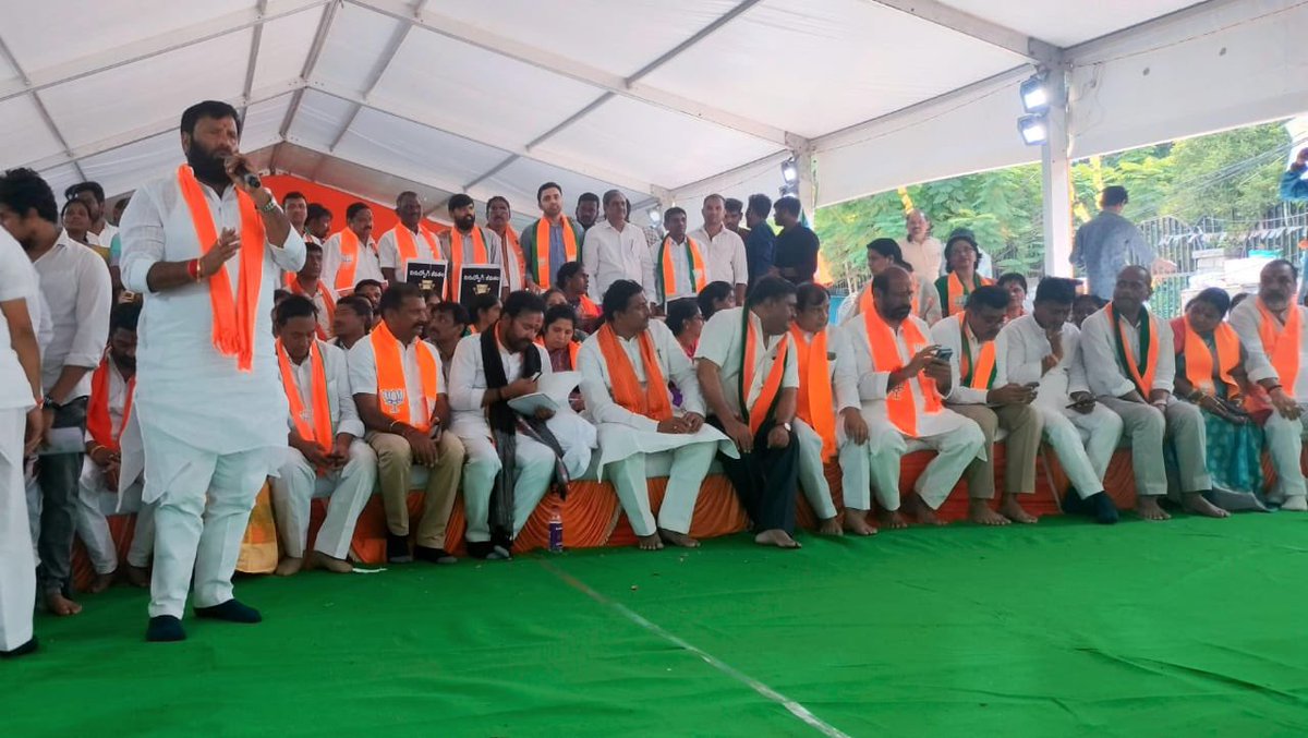 JSurenderreddy2's tweet photo. అసమర్ధ కేసీఆర్ ప్రభుత్వ పాలనకు వ్యతిరేకంగా హైదరాబాద్‌లోని ఇందిరాపార్క్,ధర్నా చౌక్ లో BJP తెలంగాణ 24 గంటల ఉపవాస దీక్షలో కేంద్ర మంత్రి,బీజేపీ రాష్ట్ర అధ్యక్షులు కిషన్ రెడ్డి గారు,మరియు రాష్ట్ర నాయకులతో కలసి పాల్గొనడం జరిగింది..
@kishanreddybjp @KishanReddyOfc @BJP4Telangana https://t.co/CnqRUwJe8B