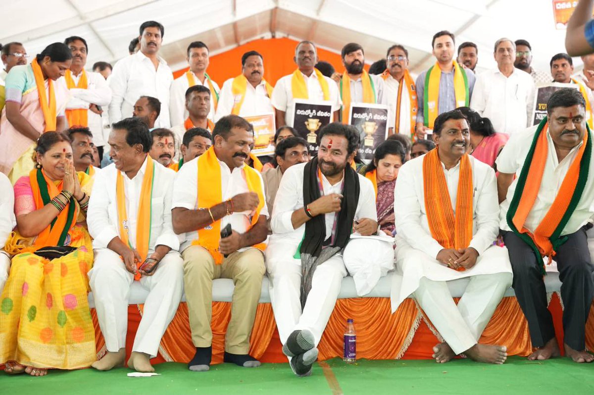 JSurenderreddy2's tweet photo. అసమర్ధ కేసీఆర్ ప్రభుత్వ పాలనకు వ్యతిరేకంగా హైదరాబాద్‌లోని ఇందిరాపార్క్,ధర్నా చౌక్ లో BJP తెలంగాణ 24 గంటల ఉపవాస దీక్షలో కేంద్ర మంత్రి,బీజేపీ రాష్ట్ర అధ్యక్షులు కిషన్ రెడ్డి గారు,మరియు రాష్ట్ర నాయకులతో కలసి పాల్గొనడం జరిగింది..
@kishanreddybjp @KishanReddyOfc @BJP4Telangana https://t.co/CnqRUwJe8B