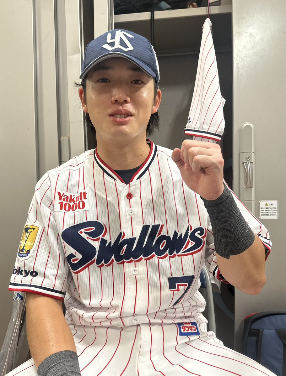 swallowspr's tweet photo. ムネ
昨日に引き続き、2試合連発
ホームラン！

秀樹
貴重な2点タイムリー
NICEバッティング！
（ガッツポーズがソフトクリームに見えてスミマセン､､､ユニホームの袖です）
＃さあ行こうか
＃swallows
＃村上宗隆
＃長岡秀樹 https://t.co/4J8jbqBDtG
