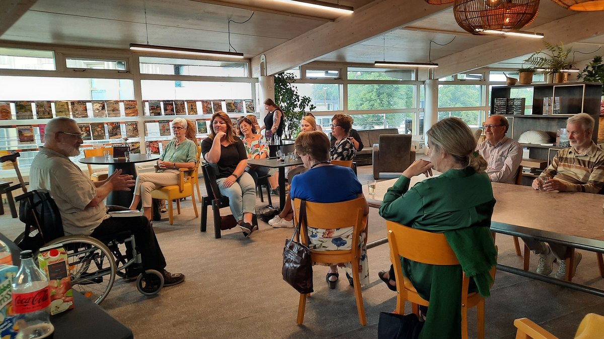 taalpuntemmen's tweet photo. Tijdens de Week van Lezen en Schrijven willen we de vrijwilligers van het Taalpunt graag bedanken!

Gisteravond was er daarom onder de noemer "Eten Verbindt" een etentje voor hen georganiseerd. https://t.co/N89B92s4CP