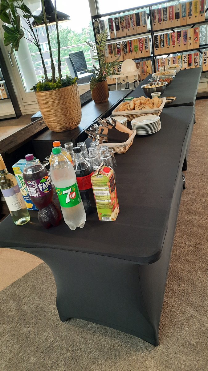 Tijdens de Week van Lezen en Schrijven willen we de vrijwilligers van het Taalpunt graag bedanken!

Gisteravond was er daarom onder de noemer "Eten Verbindt" een etentje voor hen georganiseerd.