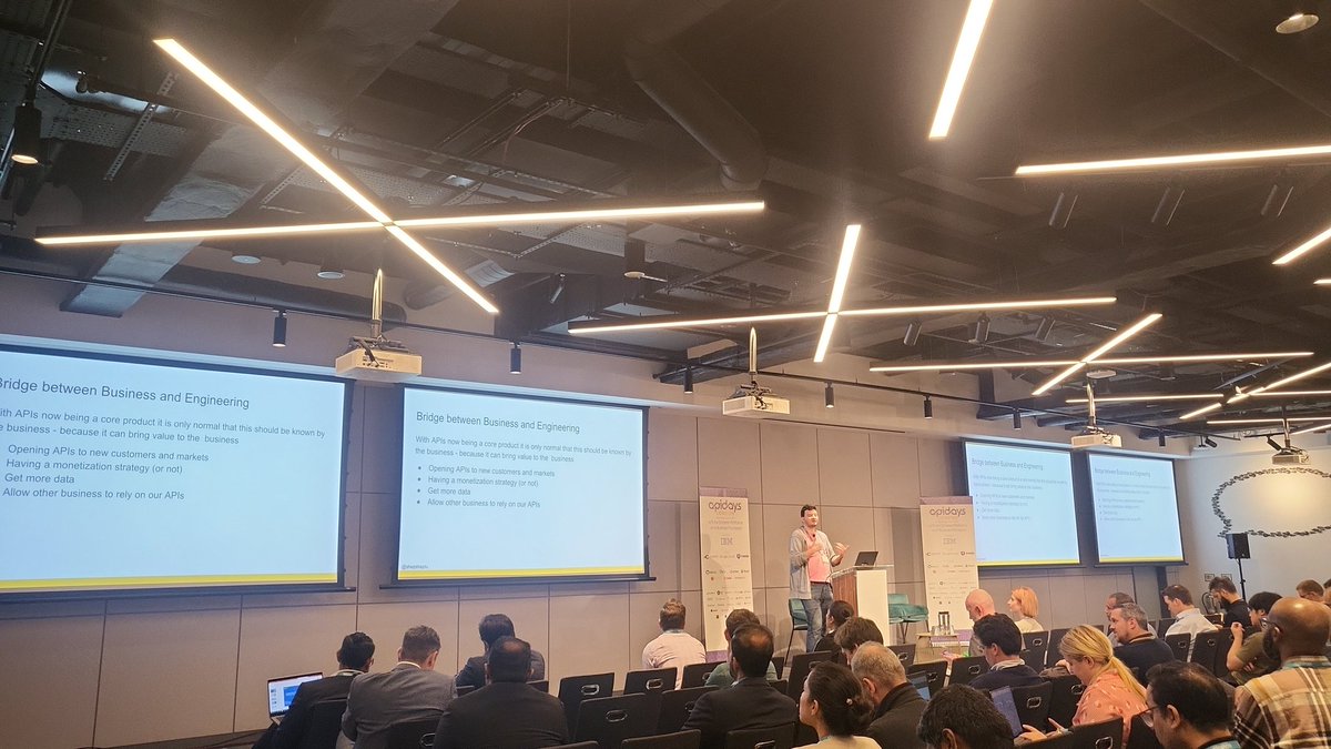 bjkbrocker's tweet photo. Make a bridge between business and engineering 👏 @shepsheplu #apidayslondon @APIdaysGlobal "be proactive on providing easy access to all analytics and observability - and don't hide stuff." https://t.co/BBOyNOJmF9