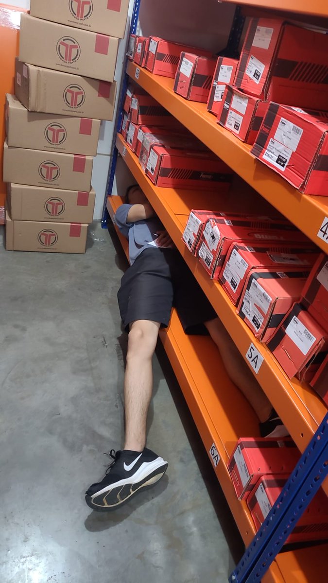 Kawwe_'s tweet photo. Hj completo 3 anos dormindo nos corredores da empresa https://t.co/fiykufCcmV