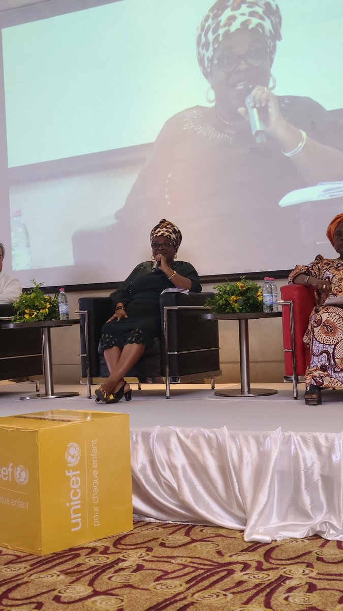 MedecinSympa's tweet photo. <<Les mamans connaissent tout et elles ont tout chez elles
Mais elles ne savent pas comment les agencer.
Il n'y a pas de vulgarisation pour apprendre aux femmes dans leurs langues comment elles doivent travailler.>>
#FirstFood w/ @UNICEF_Benin https://t.co/zrWQzhosQd