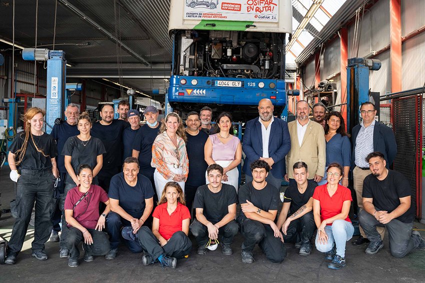 SOIBgoib's tweet photo. 📢 Ahir la directora del SOIB, Catalina Jiménez, va visitar les dependències de l'EMT Palma, per conèixer els programes mixts de formació i ocupació #SOIBjove i #SOIB30 que duu a terme PalmaActiva, gràcies al qual 20 persones es formen en mecànica i xapisteria.
➕👇 https://t.co/qmNaiK0x6D