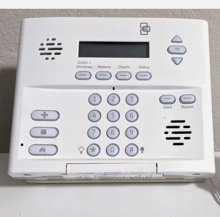 belles723's tweet photo. @Brinks  I am will to pay $800 to break a contract for equipment that doesn’t work and I can’t use.   Yesterday I called to get but put info, which I didn’t receive but I did get a pissy attitude from the rep.  #stayway #brinkssecurity #myalarmsystemisolderthanmy5thgrader https://t.co/HnddBXSxKV