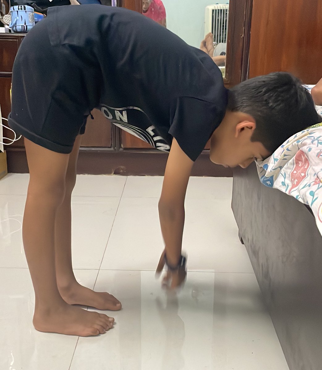 kovaisandhya's tweet image. Naalaiku exam iruku revise pannuda-nu sonna… nikkara pose-ah paaru 😳