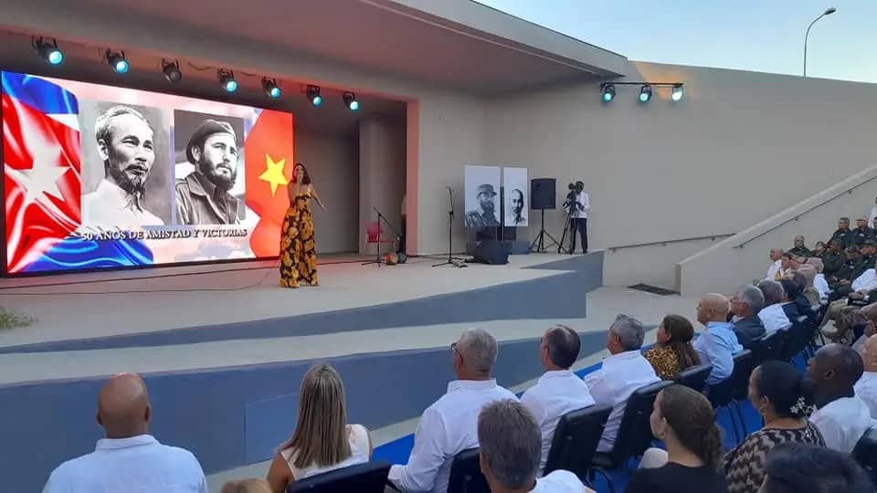 emisoranuevitas's tweet photo. En el sagrado y hermoso lugar que es el @centrofidel, junto a @DiazCanelB evocamos los 50 años de la histórica visita de #FidelPorSiempre a los territorios liberados del Sur de #Vietnam. Hoy volvimos a ratificar que por ese pueblo hermano estamos dispuestos a dar nuestra sangre. https://t.co/NWmoKLcftW