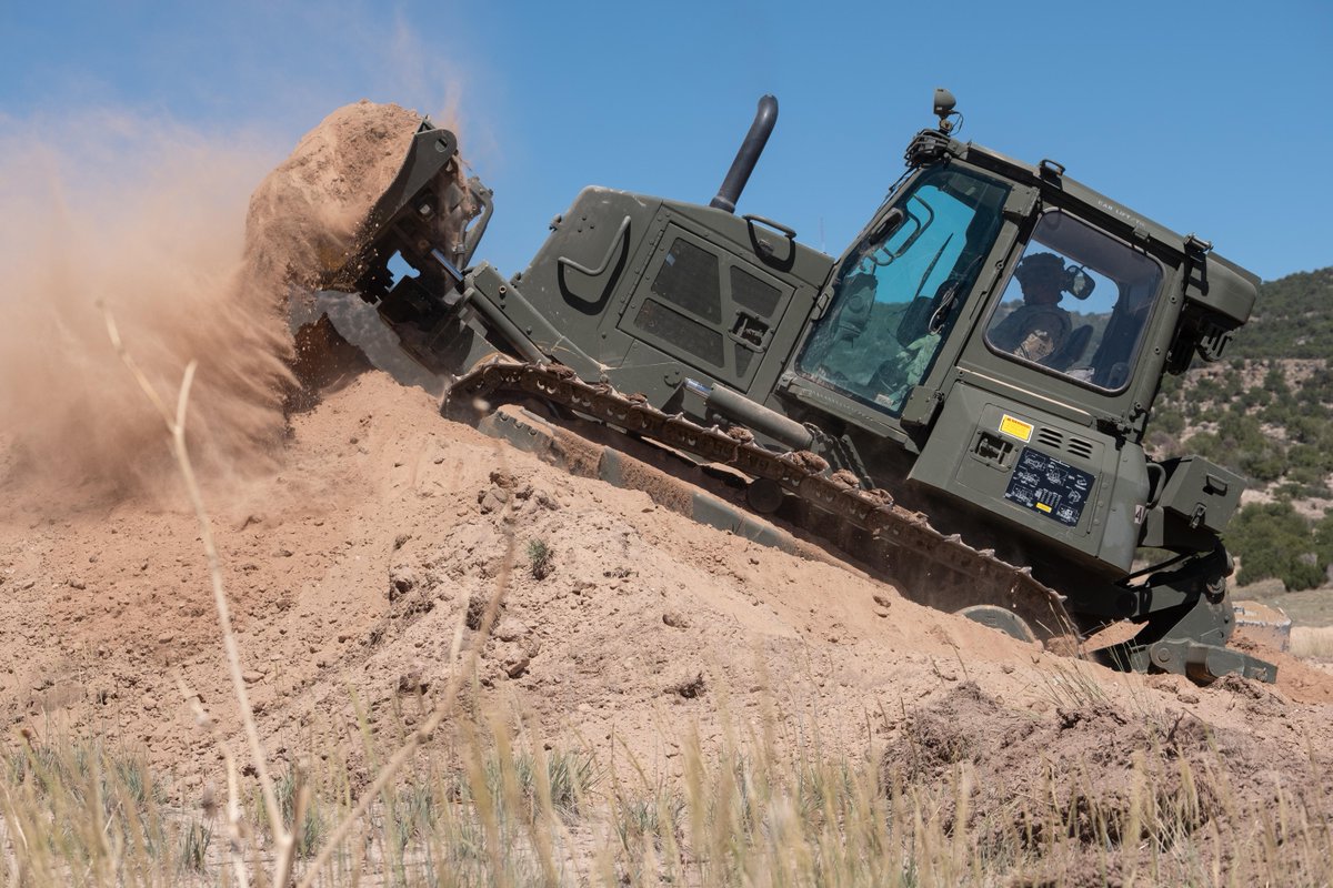 #WeaponSystemWednesday: The T-9/D7R-II medium dozer is used to build and maintain air and ground lines of communication such as airfields and main supply routes, which enhances infrastructure and force protection for the Warfighter. ⤵️ 
asc.army.mil/web/portfolio-…
@peocscss